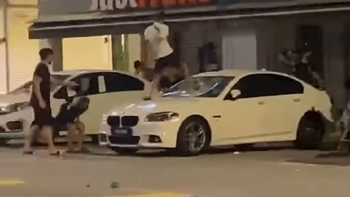PETIKAN video tular menunjukkan kumpulan lelaki disyaki bergaduh dan merosakkan kenderaan orang awam.