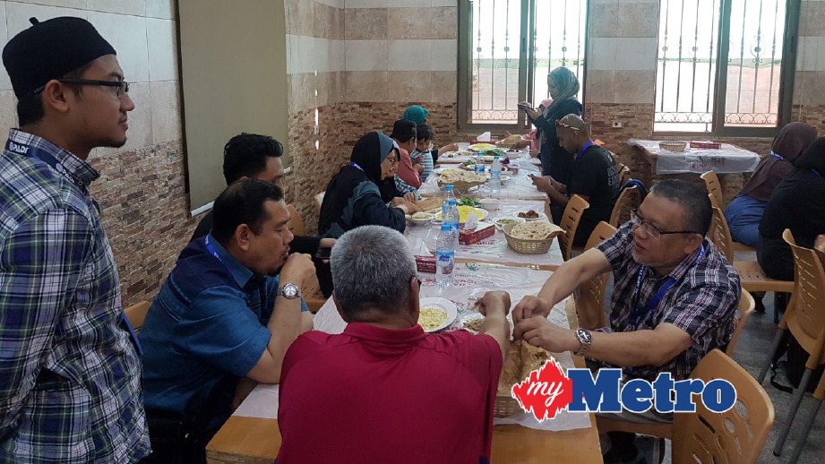 ROMBONGAN ke Masjid Al Aqsa singgah sarapan di Restoran Abu Zaghleh iaitu 25 minit dari Lapangan Terbang Antarabangsa Queen Alia sebelum menuju ke Jambatan Raja Hussein dan seterusnya ke Baitulmuqaddis. FOTO Amir Abd Hamid
