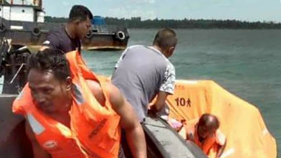 PPM menyelamatkan individu terkandas di perairan Pulau Tambisan.