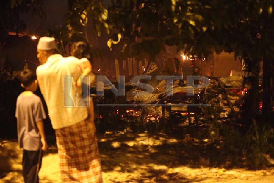 20 buah rumah setinggan terbakar di Kampung Dusun Raja. FOTO Zaman Huri Isa