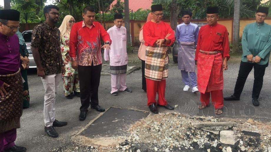 TIMBALAN Menteri Wilayah Persekutuan Datuk Dr Shahruddin Md Salleh meninjau Sekolah Menengah Kebangsaan Bandar Baru Sentul bersama Prabakaran (dua kiri). FOTO Yusmizal Dolah Aling