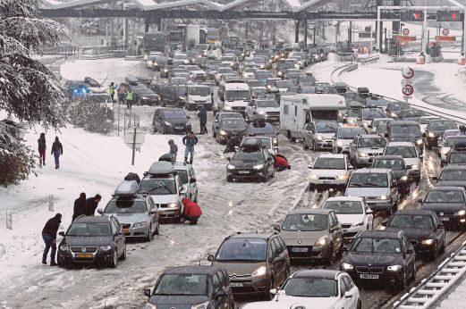 KESESAKAN di jalan raya berhampiran bandar Albertville  di Alps Perancis akibat salji lebat yang melanda kawasan berkenaan, semalam. 