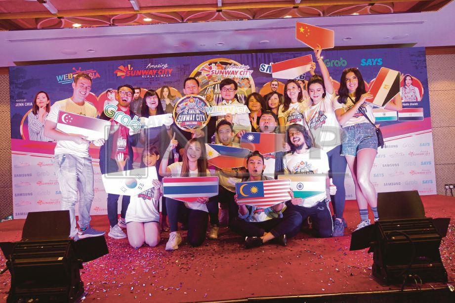  CHAN (empat kiri belakang)  bersama 10 selebriti media sosial berpengaruh terkemuka Asia pada majlis pratonton media program The Amazing Sunway City Challenge di Sunway Resort Hotel & Spa, Bandar Sunway. 