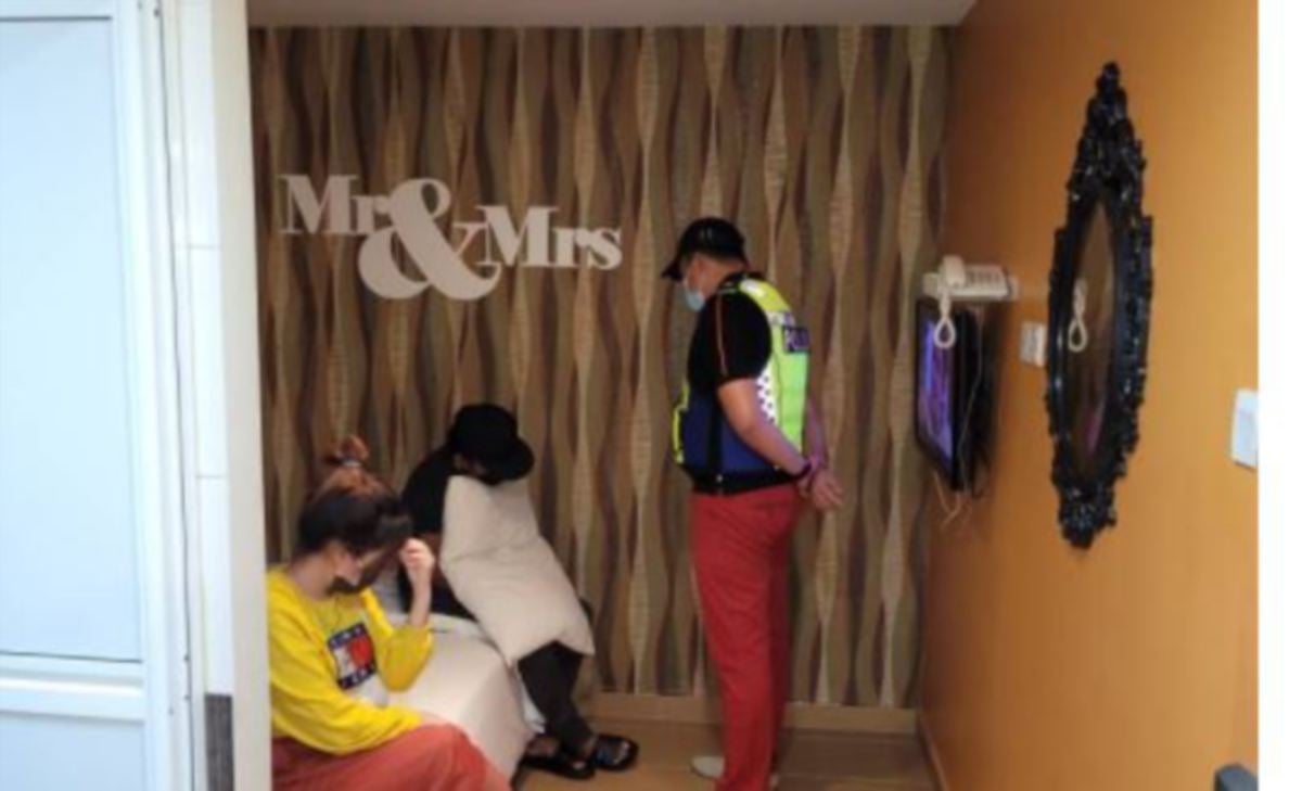 POLIS melakukan pemeriksaan di sebuah bilik di hotel berkenaan. FOTO Ihsan PDRM 