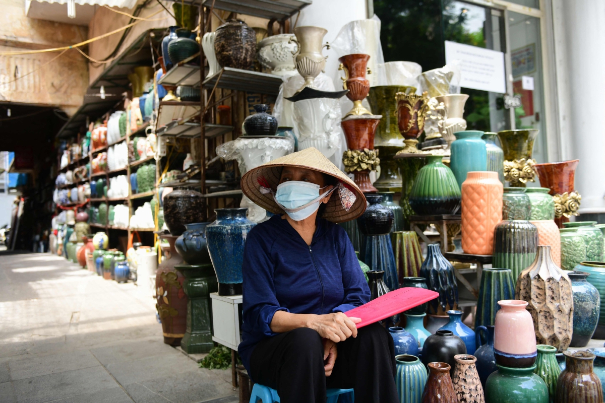 WANITA menunggu pelanggan di kedai tembikarnya di Hanoi. FOTO AFP 