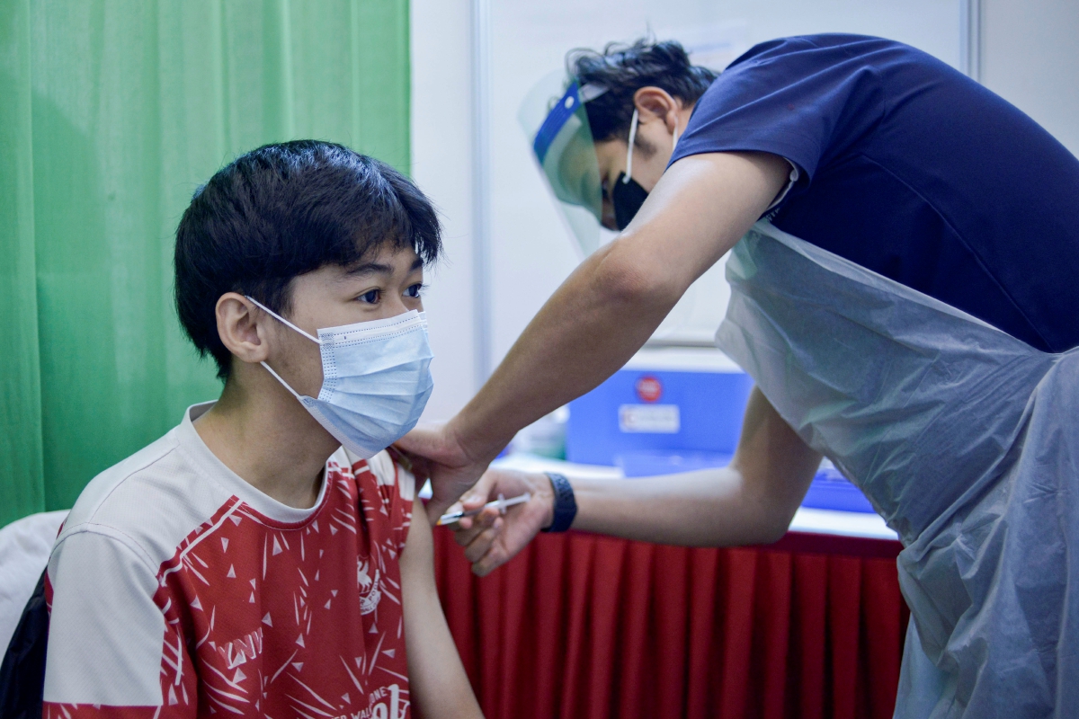 PELAJAR SMK Cheras Jaya, Muhammad Haziq Turutriadi 17, menerima suntikan vaksin Covid-19 menerusi PICK Remaja di PPV Pusat Konvensyen Bangi Avenue (BACC), Bangi. FOTO Aizuddin Saad