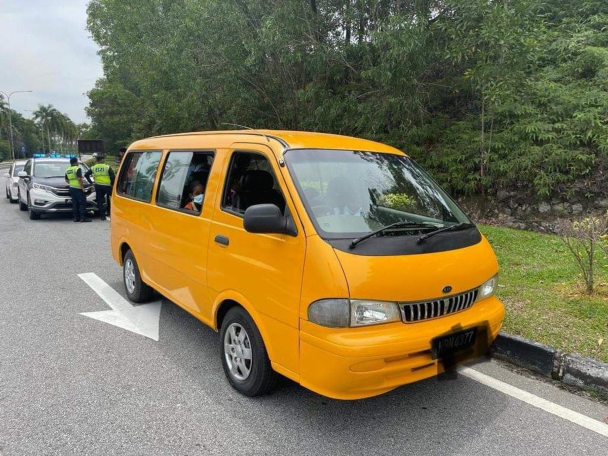 Sebuah van ditahan selepas disyaki digunakan untuk mengangkut murid sekolah tanpa permit sah. FOTO ihsan JPJ. 