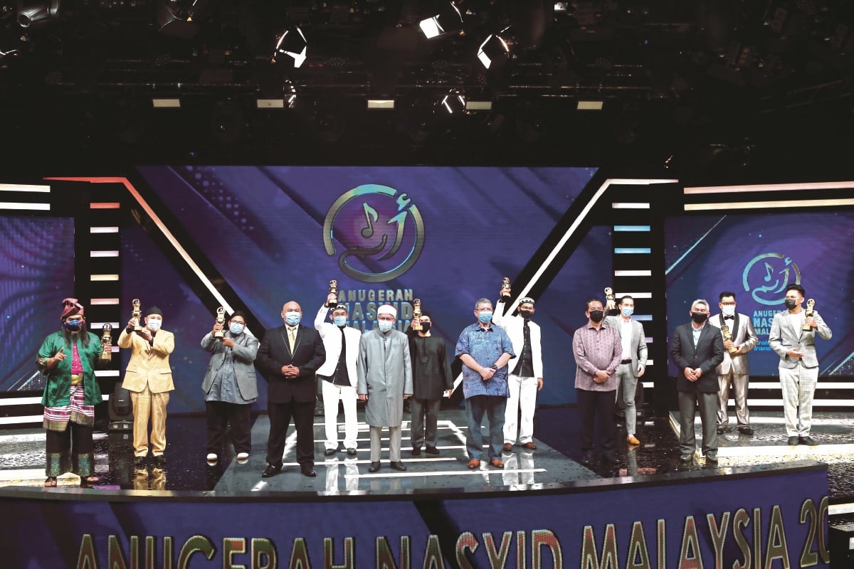 MENTERI Komunikasi dan Multimedia, Datuk Seri Saifuddin Abdullah bersama Menteri di Jabatan Perdana Menteri (Hal Ehwal Agama), Datuk Seri Zulkifli Mohamad Al-Bakri bergambar bersama artis nasyid yang memenangi anugerah pada ANAM 2020. 