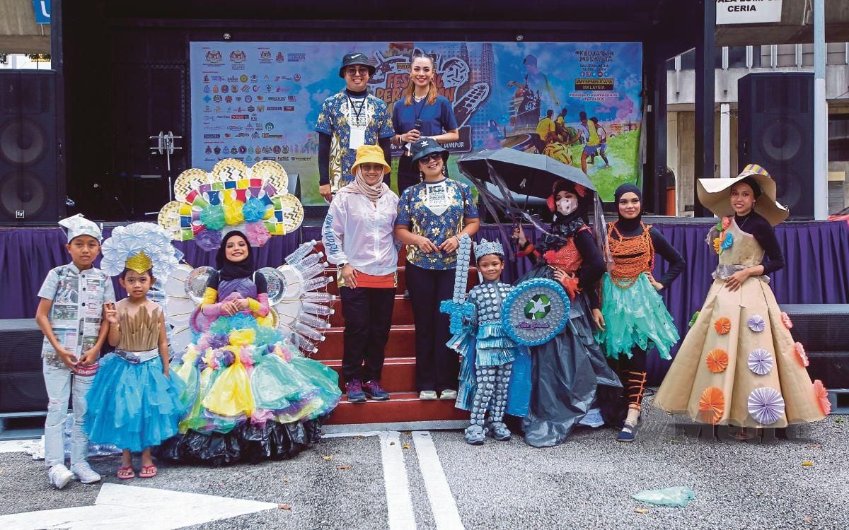 BUSANA kreatif membabitkan lima penyertaan dalam Pertandingan Busana Kitar Semula ketika Festival Permainan Malaysia. FOTO Aziah Azmee