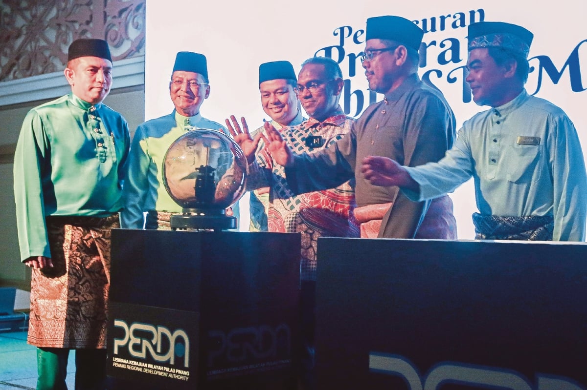 DR Shaik Hussein (tiga dari kanan) diiringi Mohd Asri (dua dari kanan) melakukan simbolik peluncuran pada Majlis Aspresiasi 2023 dan Peluncuran Program Mighty STEM 2024 di Hotel Royale Chulan.