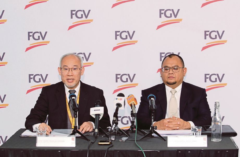 HARIS Fadzilah (kiri) bersama Ketua Pengarah Kewangan FGV,  Datuk Mohd Hairul Abdul Hamid  ketika sidang media di  Wisma FGV. 