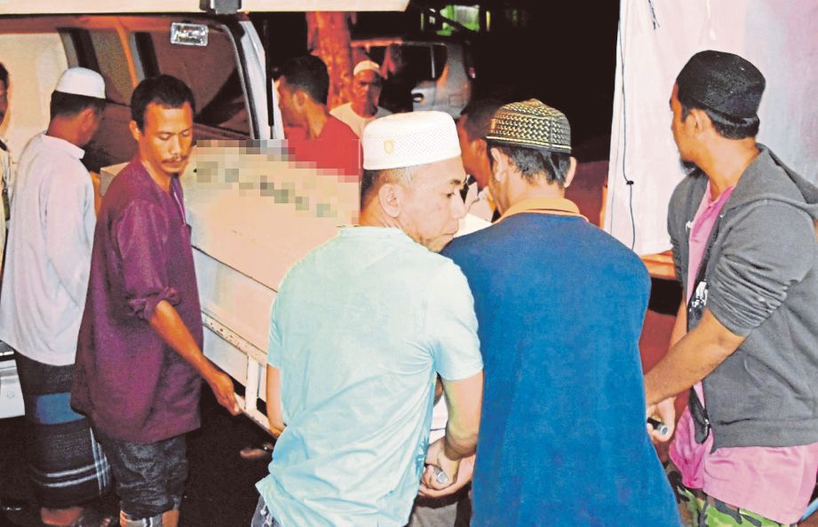 Jenazah Wan Suhana  diusung penduduk Kampung sebaik tiba di Surau Kampung Serating sebelum dikebumikan. 