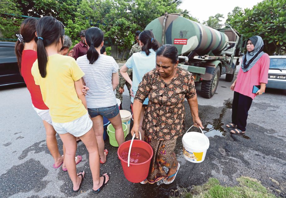 Anggota tentera membantu menghantar bekalan air menggunakan lori tangki ATM kepada penduduk di Bandar Sunway Semenyih.