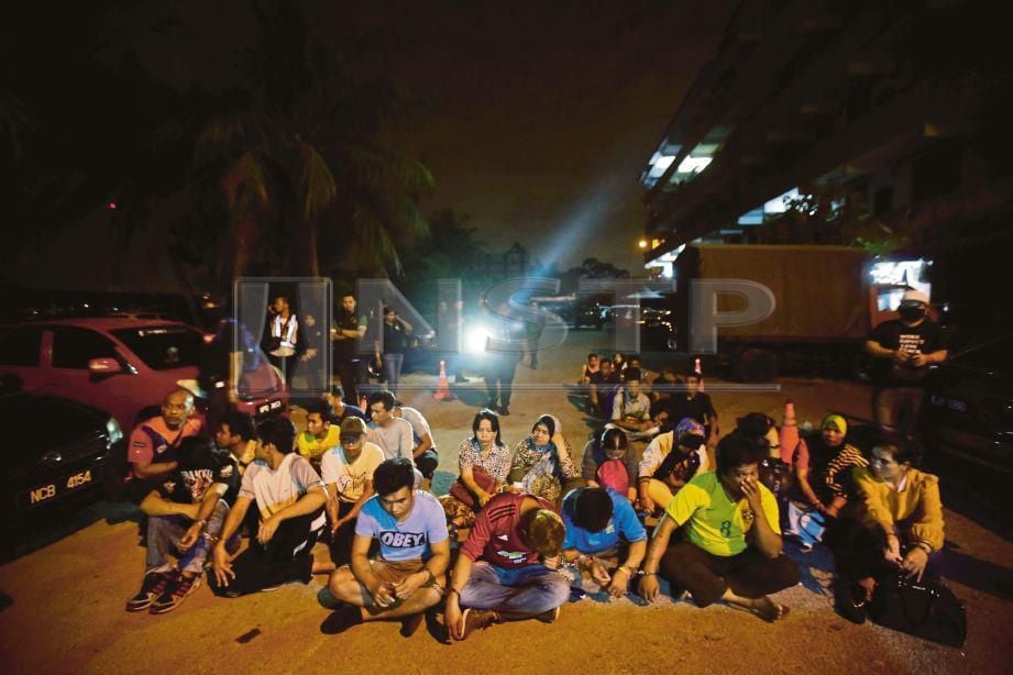ANTARA warga asing yang diperiksa JPN dalam Operasi Terancang di Nilai Perdana, semalam.