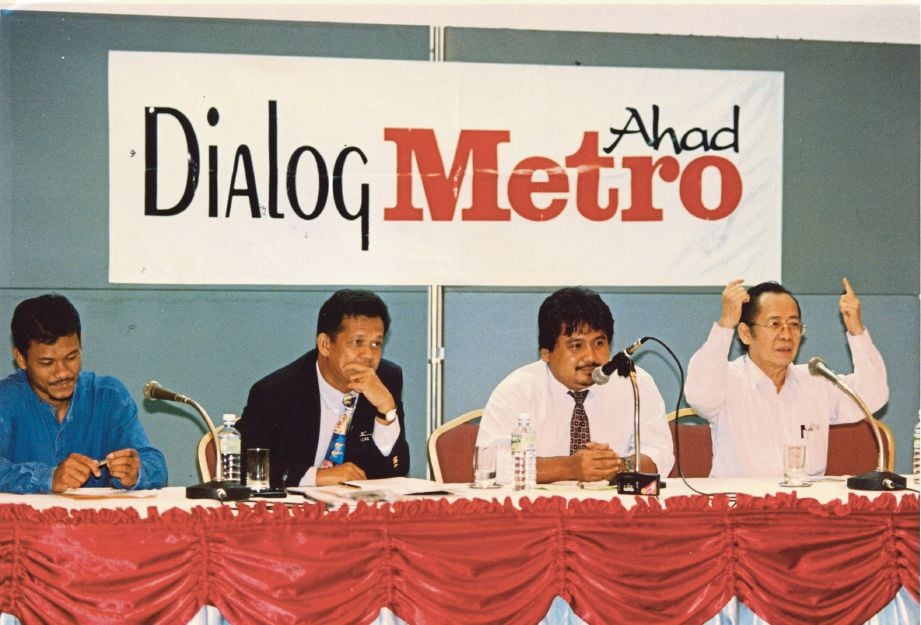 26 Ogos 1998: Dari kanan, pengkritik sukan yang juga Pensyarah Fakulti Sains Sukan Universiti Malaya (UM), Profesor Dr Khoo Kay Kim; Editor Sukan Harian Metro, Badrulhisham Othman (pengerusi); Pengarah Penyediaan Atlet Sukan Komanwel Majlis Sukan Negara (MSN), Azizan Zainal Abidin; dan pakar pukulan sudut penalti skuad hoki negara, Nor Saiful Zaini pada majlis Dialog Metro Ahad.