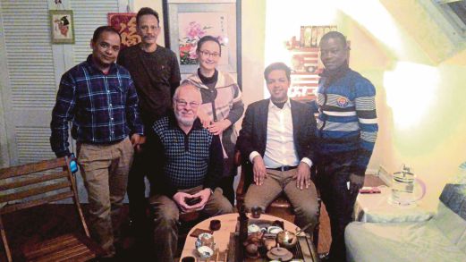 PENULIS bersama Mark Van Acht dan isterinya  serta rakan wartawan bergambar selepas makan malam dan menikmati teh Cina di St Louis. 