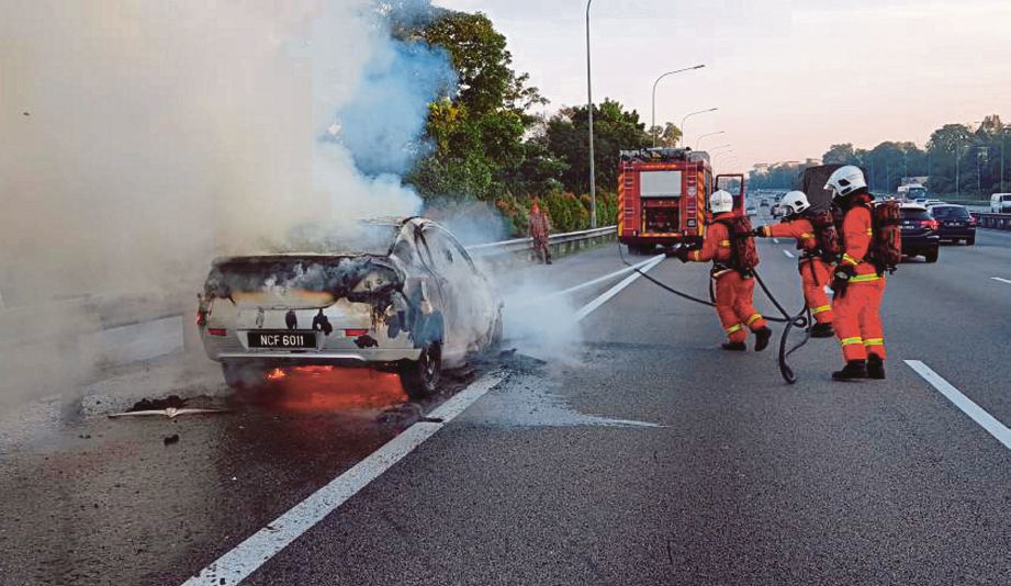 ANGGOTA bomba memadamkan kebakaran.