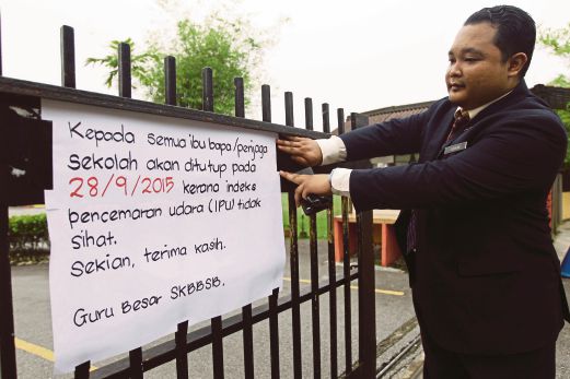 GURU Penolong Kanan Kokurikulum Sekolah Kebangsaan Bandar Baru Sungai Buloh, Selangor,  Muhamad Suhaimi Muhamad Sunar menampal notis penutupan sekolah.
