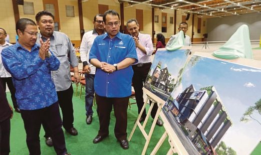  ABDUL Fatah  (tengah) melihat model Bangunan MyMarket Malaysia Hypermaket selepas majlis pelancaran.