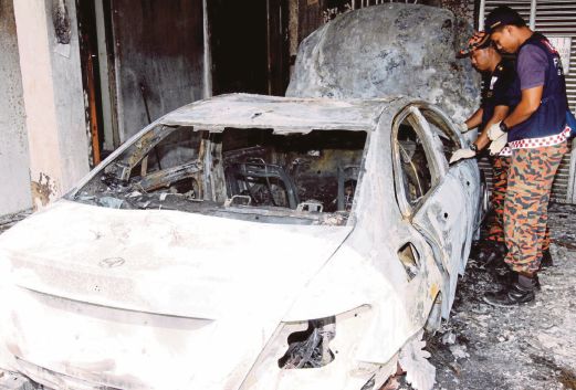 ANGGOTA forensik kebakaran menjalankan siasatan pada kenderaan yang musnah dipercayai perbuatan khianat. 