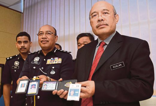 SHAFIEN (dua dari kiri) bersama Pengarah Penguat Kuasa KPDNKK, Mohd Roslan Mahayudin (kanan) menunjukkan kad kuasa dan kad kerja pegawai KPDNKK yang asli (kanan) dan yang palsu (kiri). 