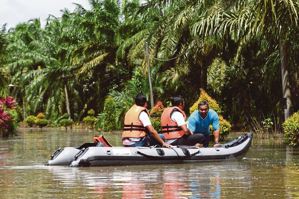 BEBERAPA penduduk di kawasan Kampung Sri Sejagong, Sri Medan, Batu Pahat menggunakan bot untuk meninjau keadaan kebun sawit mereka yang ditenggelami air banjir.