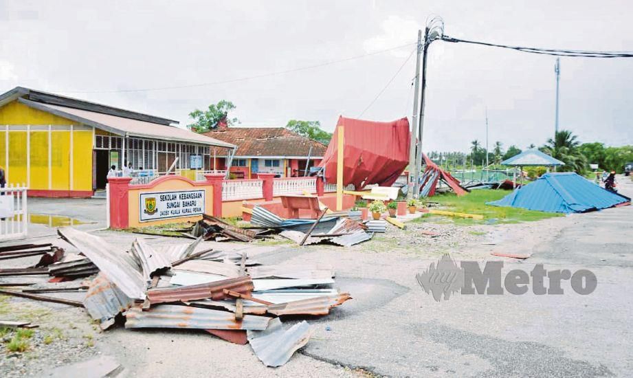 KEADAAN Sekolah Kebangsaan Sungai Baru, Kuala Kurau selepas dilanda ribut. 