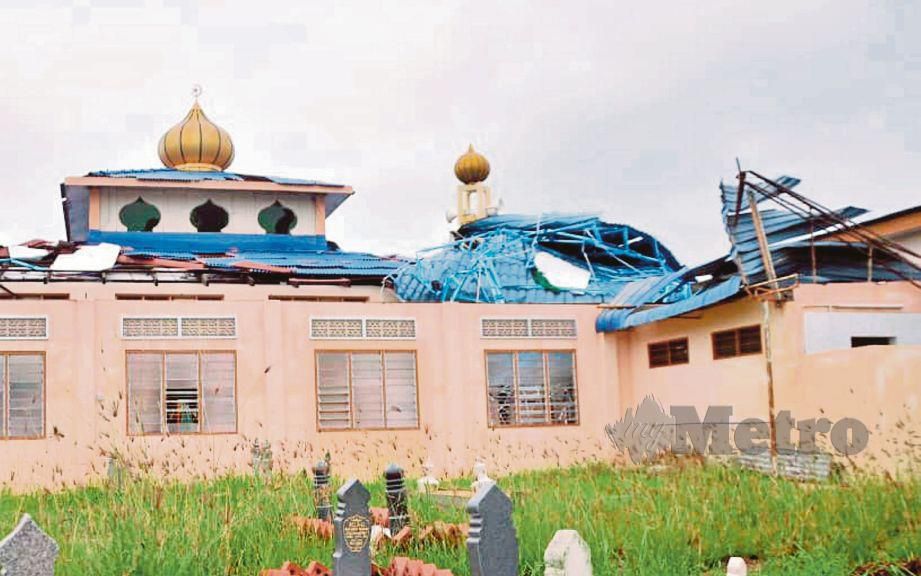 BUMBUNG Masjid As Syafiq, Sungai Baru tercabut  akibat dibadai ribut.