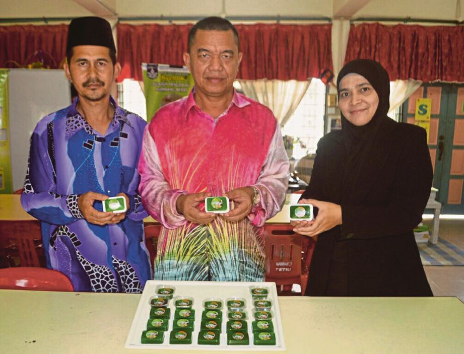  CHE Adan  (tengah) bersama Mohd Fadhli dan  Nor Zawatilisyqi menunjukkan sabun yang dihasilkan  SMKTI Permaisuri, Setiu.  Gambar kecil, pelajar bersama sabun.