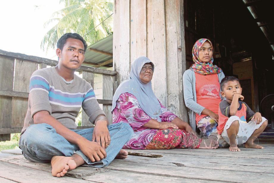 ZAHARAH bersama dua anak, Che Siti Fatimah dan Mohd Azmi serta cucu di Kampung Kedai Buloh. FOTO Nik Abdullah Nik Omar