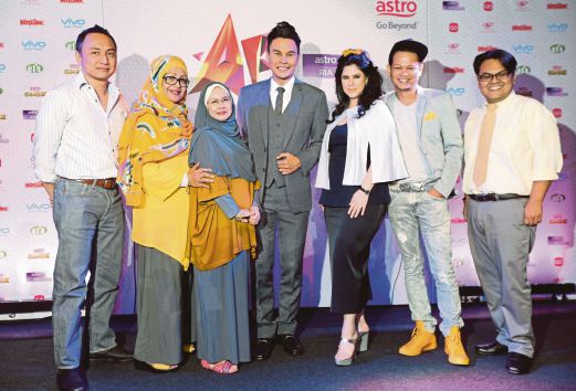 ASTRO memperkenalkan pengetua musim baru Akademi Fantasia (AF) musim 2015, Edry (tengah) serta tenaga pengajar AF di Bandar Utama, Petaling Jaya.