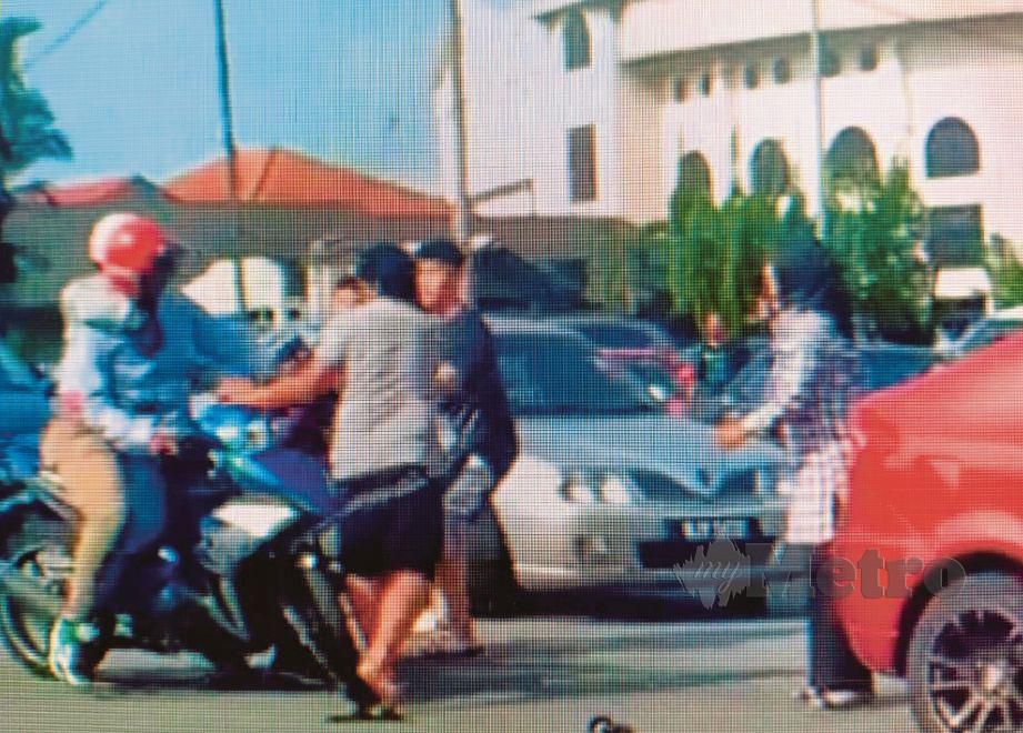 RAKAMAN video menunjukkan orang awam cuba menahan dua lelaki menaiki motosikal yang meragut seorang wanita.