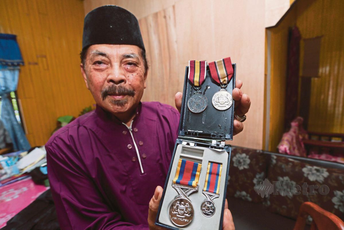TENGKU Hamzah menunjukkan antara pingat yang pernah diterimanya sewaktu berkhidmat 22 tahun dalam Rejimen Askar Melayu Diraja (RAMD).