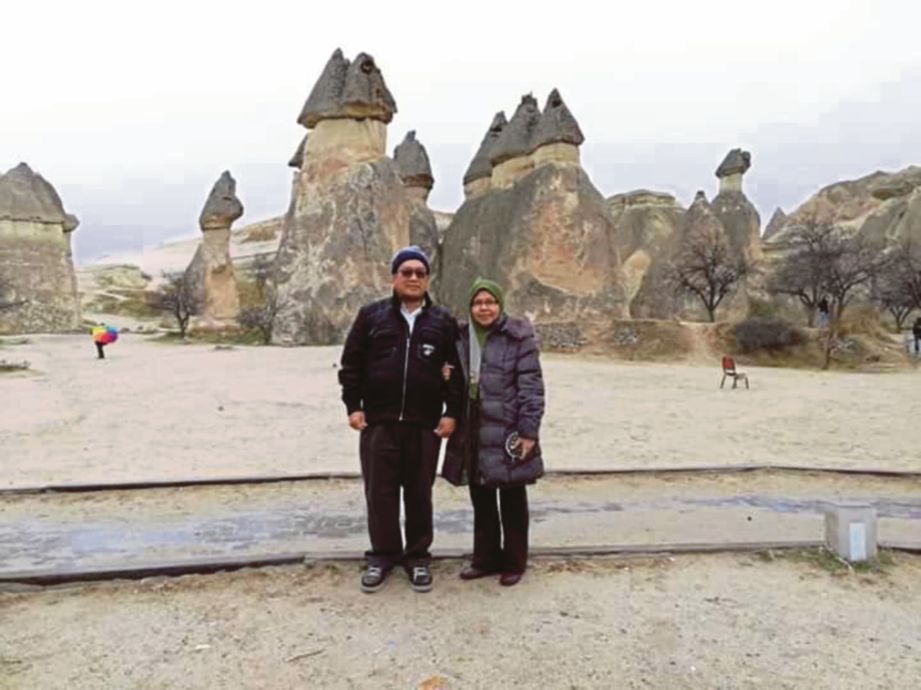PENULIS dan isteri di Mushroom Valley, Cappadocia.