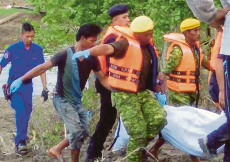  ANGGOTA penyelamat mengangkat mayat yang ditemui dipercayai warga Indonesia.