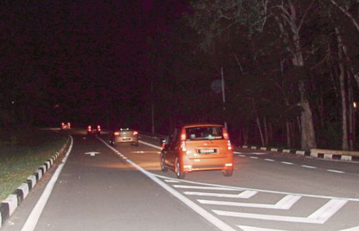 JALAN Lama Sintok  yang menjadi tumpuan ramai namun tiada lampu jalan hingga menyukarkan pengguna pada waktu malam.