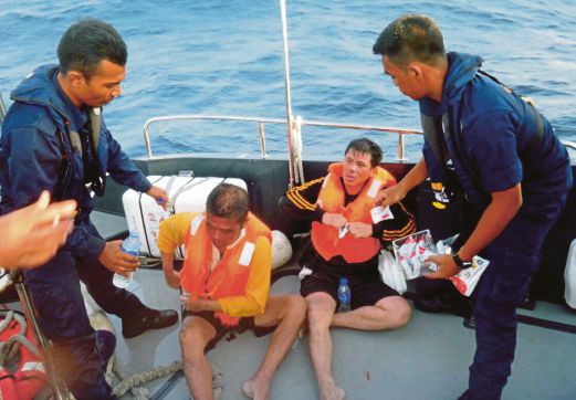 MARITIM Malaysia Daerah Maritim 2 Pulau Pinang  menyelamatkan dua  mangsa  yang memakai jaket keselamatan terapung.