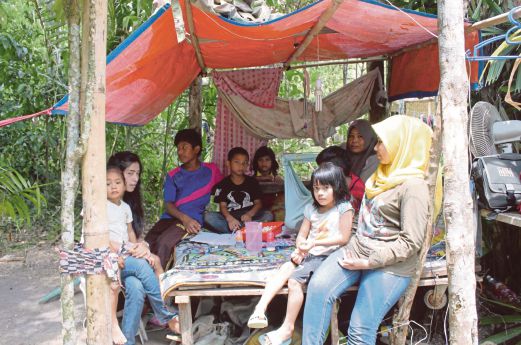 Rosnani  besama anak dan cucunya di  pondok di Kampung Badang, Jalan Felcra.