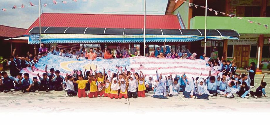 WARGA Sekolah Kebangsaan Parit 13 Sungai Nibong menzahirkan sambutan bulan kemerdekaan dengan menghasilkan bendera gergasi dengan 1,000 cap tapak tangan. 