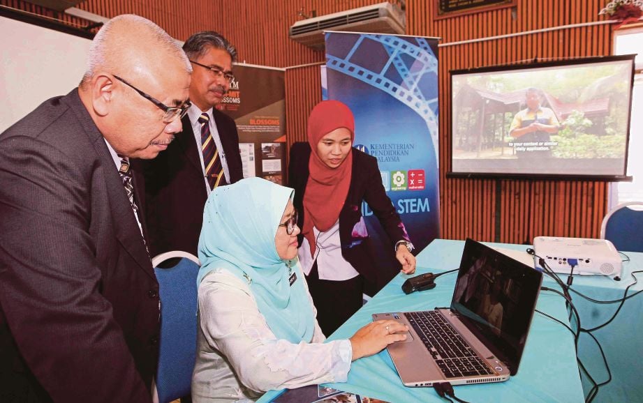  Rashidah (duduk)   mendengar  taklimat  mengenai video STEM oleh Pengurus Sumber Pembelajaran Terbuka UTM, Dr Nurbiha A Shukor (kanan) selepas dilancarkan di Sekolah Menengah Agama Persekutuan Kajang, semalam. 