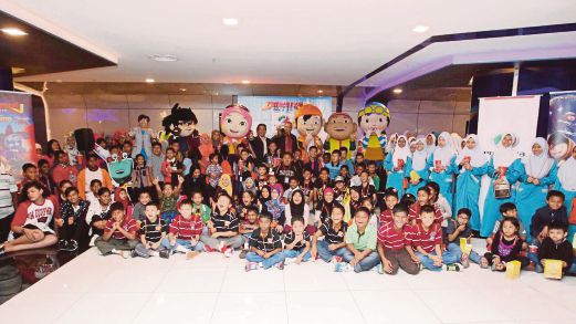 AMINAR Rashid bersama 120 kanak-kanak yang menonton tayangan eksklusif ‘BoboiBoy The Movie’. 