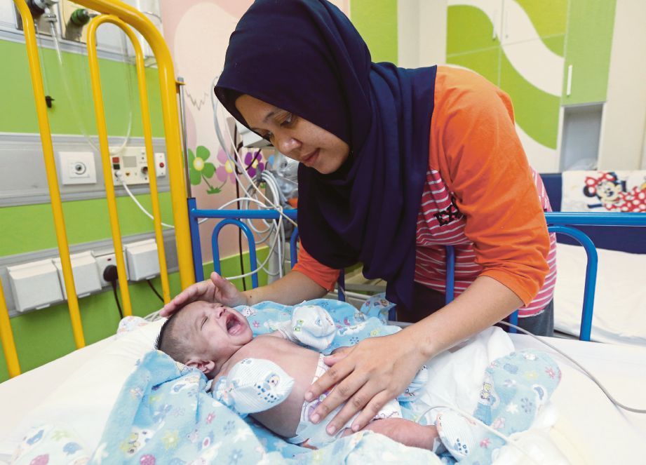  RACTNA Seridewie bersama anaknya, Awang Afiq Rayyan memerlukan bantuan kewangan bagi menjalani pembedahan di Hospital Gleneagles. 