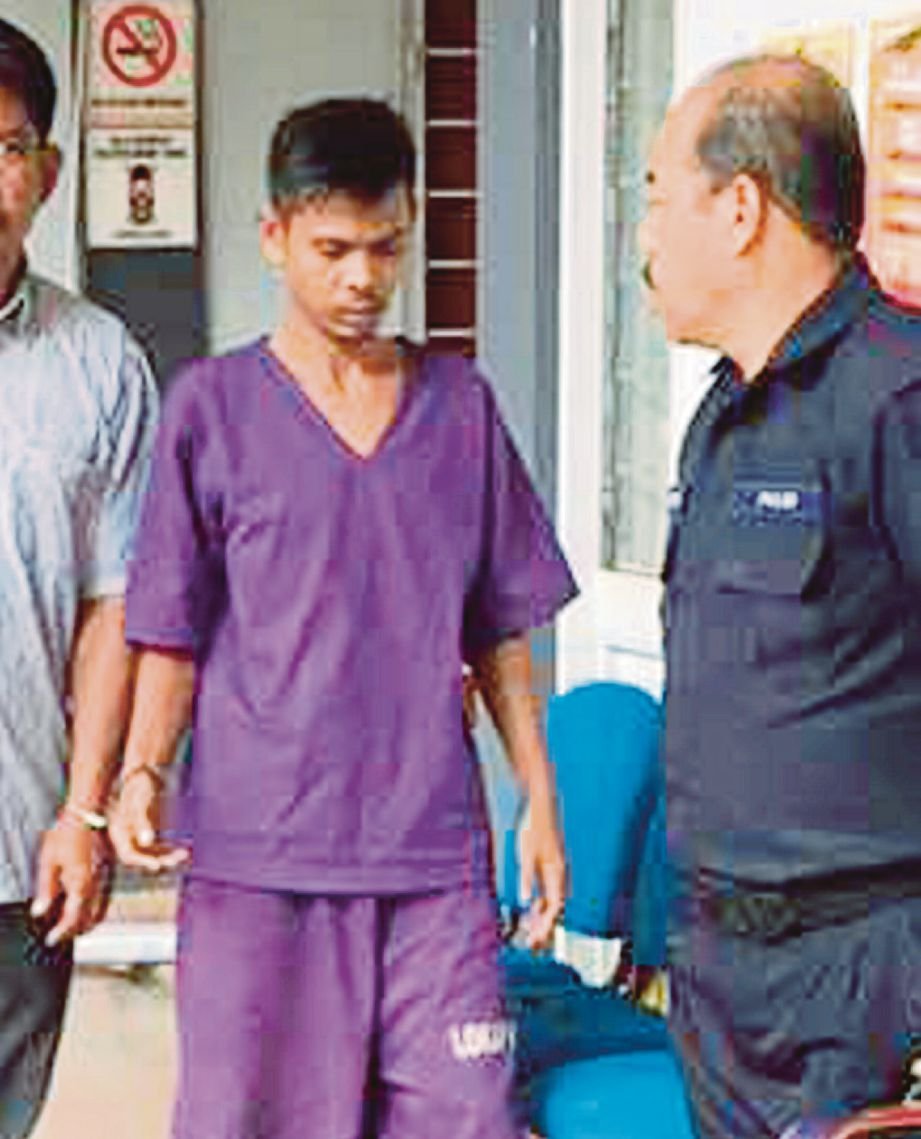 MOHD Norhisyam dibawa keluar dari Mahkamah Sesyen Kota Bharu, semalam. 