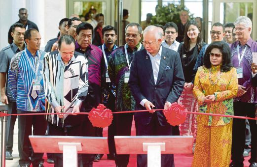 NAJIB dan isterinya, Datin Seri Rosmah Mansur  melancarkan The St Regis Hotel and Resorts di Kuah, Langkawi.