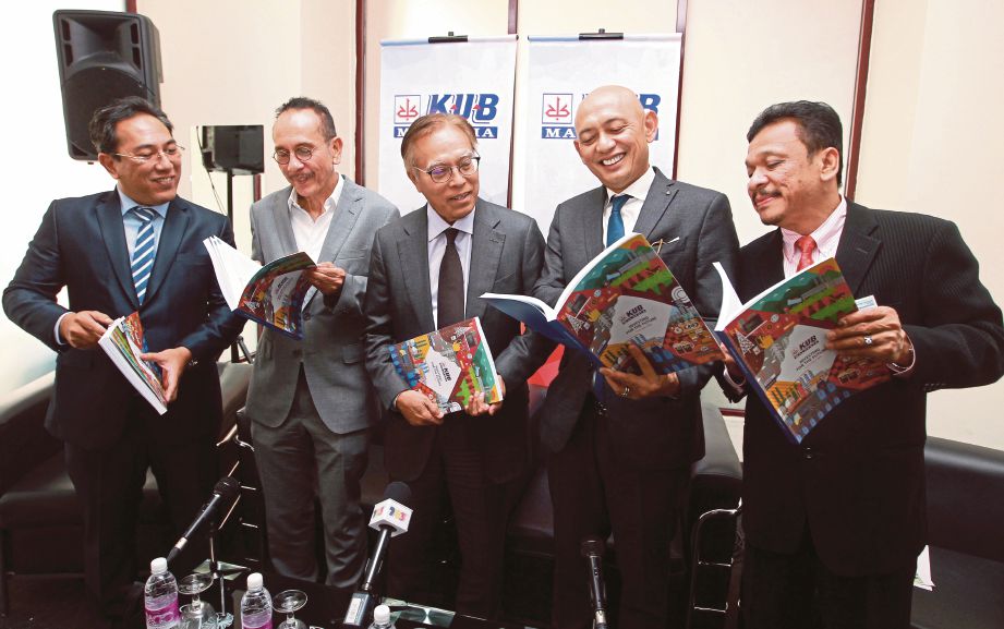 Abdul Rahim (dua dari kanan) bersama ahli lembaga pengarah KUB Malaysia selepas AGM syarikat, semalam.