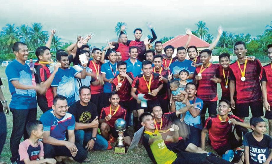 BAZLAN bersama pemain Tanjung FC yang muncul juara Piala ADUN Batu Rakit.