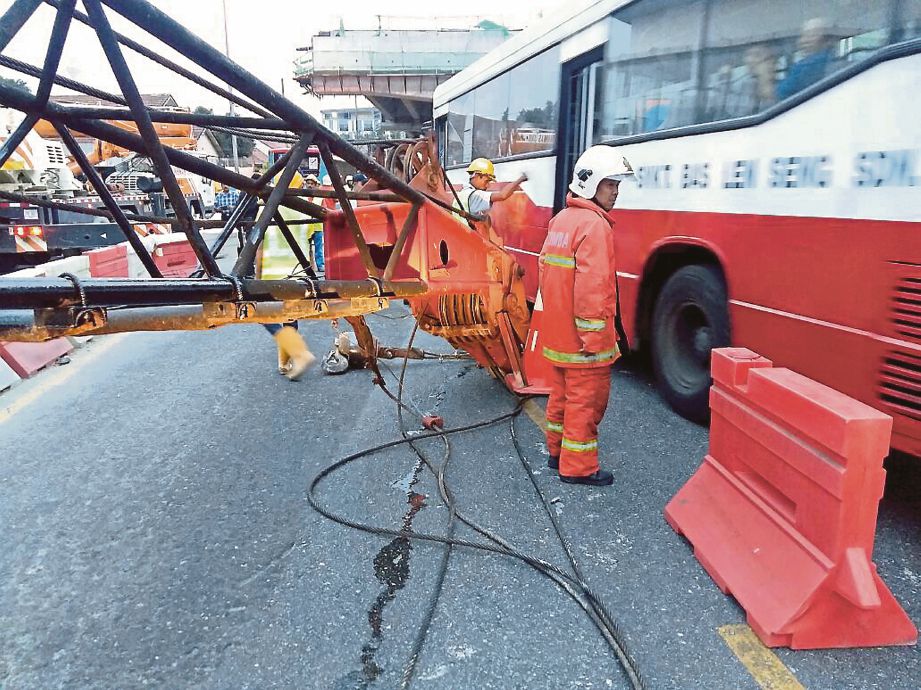   KREN di tapak pembinaan jejambat  Jalan Pahang tumbang menghempap kenderaan.