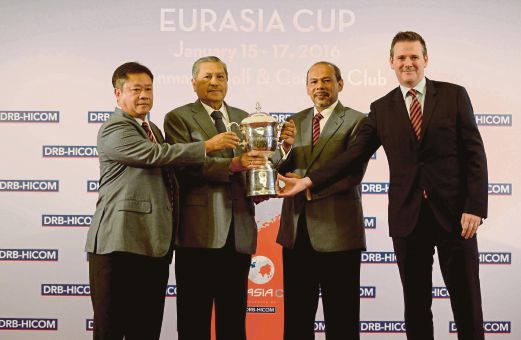 AHMAD Sarji (dua dari kiri) mempamerkan Piala EurAsia.