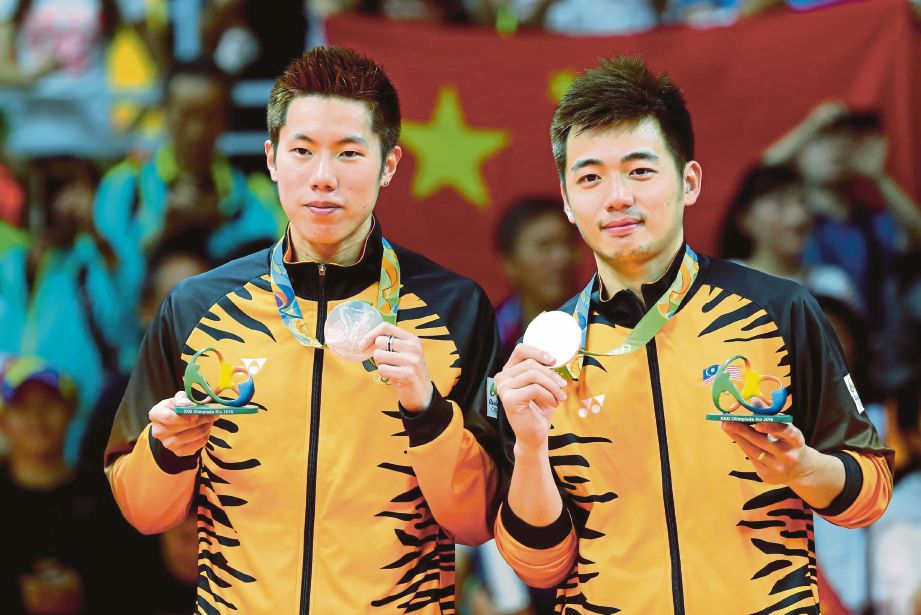 V SHEM (kiri) dan Wee Kiong naib juara acara beregu lelaki.