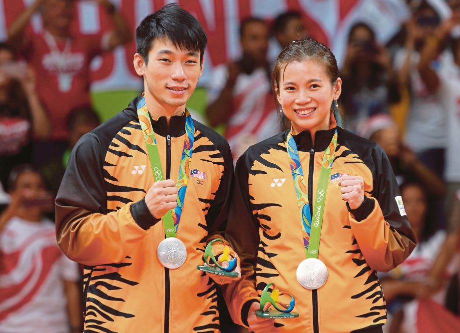 PENG SOON (kiri) dan Liu Ying raih perak acara beregu campuran.